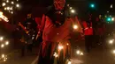 Peserta bersuka ria ambil bagian dalam festival tradisional Correfoc di Palma de Mallorca, Spanyol, Senin (21/1). Perayaan Correfocs dilakukan dengan mengenakan kostum dimana peserta mengenakan kostum iblis yang melambangkan kejahatan. (JAIME REINA/AFP)