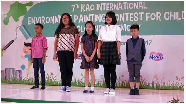 Kennard Alvaro Hadinat lewat karyanya yang berjudul Together in Kindness with Nature meraih penghargaan Eco Friend Price.