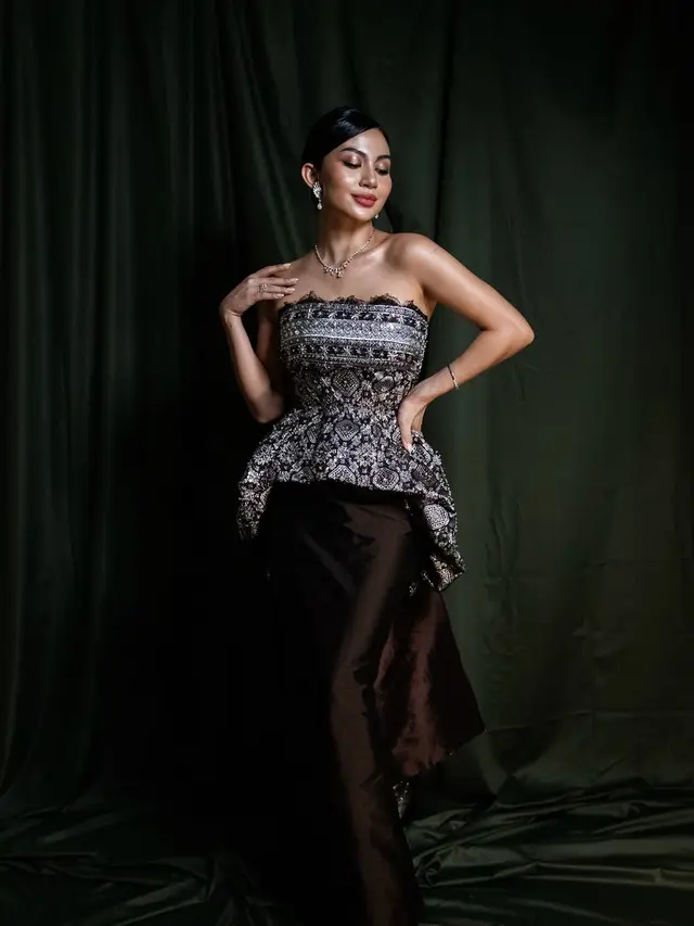 Konsisten Berwastra, Potret Ariel Tatum Tampil Memukau dalam Strapless Dress Wastra Modern di Gala Premiere Film Terbaru