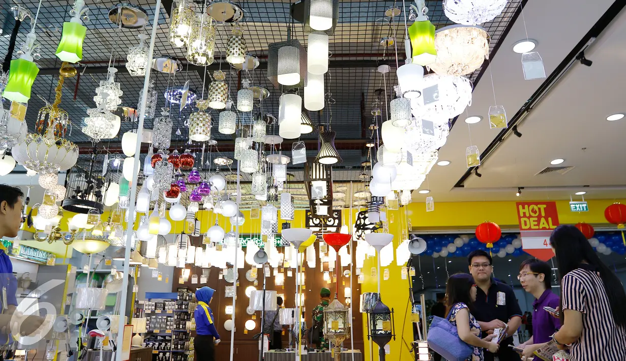 Pengunjung saat melihat hiasan lampu saat pembukaan Megastore Courts, Tangerang Selatan, Sabtu (23/1/2016). Ritel tersebut menjual 60% produk lokal. (Liputan6.com/Fery Pradolo)