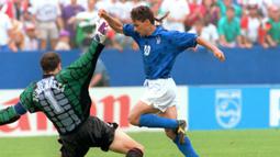 Italia. Pada Piala Dunia edisi 1994 di Amerika Serikat, Timnas Spanyol tersingkir di babak perempatfinal. Italia menjadi negara yang sukses memulangkan Spanyol di babak perempatfinal Piala Dunia 1994 (9/7/1994) dengan kemenangan 2-1. Dua gol kemenangan Italia dicetak oleh duo Baggio, yaitu Dino Baggio pada menit ke-25 dan Roberto Baggio pada menit ke-88. Sementara satu-satunya gol untuk Spanyol dicetak oleh Caminero pada menit ke-58. (AFP/Timothy A. Clary)