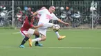 Pemain Timnas Wanita Indonesia (kiri) berebut bola dengan pemain tim Indonesian Football Ambassador di Lapangan C Kompleks GBK, Jakarta, Kamis (5/4). Uji tanding ini persiapan jelang Piala AFF Wanita 2018. (Liputan6.com/Helmi Fithriansyah)