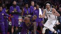 LeBron James terpeleset saat Lakers melawan Nets di lanjutan NBA (AP)