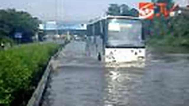 Air bah setinggi 40 sentimeter menggenangi ruas Tol Jakarta-Serpong. Arus lalu lintas di kawasan Pondok Ranji, Tangerang Selatan, Banten, pun macet. 