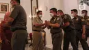 <p>Gubernur DKI Jakarta Anies Baswedan bersalaman dengan pegawai Pemprov DKI saat halal bihalal di Balai Kota DKI, Jakarta, Senin (9/5/2022). Anies Baswedan menggelar halal bihalal bersama para ASN Pemprov DKI Jakarta seusai libur Lebaran 2022. (Liputan6.com/Herman Zakharia)</p>