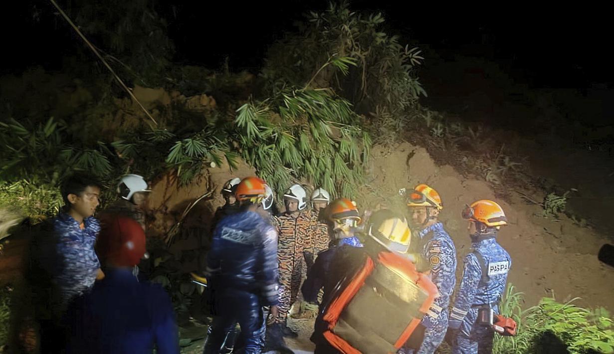 Tim penyelamat pasca longsor di lokasi perkemahan di Batang Kali, negara bagian Selangor, di pinggiran Kuala Lumpur, Malaysia, 16 Desember 2022 Puluhan warga Malaysia diyakini sedang berada di perkemahan wisata di Batang Kali, di luar ibu kota Kuala Lumpur, ketika Insiden itu terjadi, kata seorang kepala polisi. (Korporat JBPM via AP)