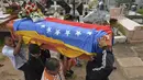 Keluarga dan kerabat mengantarkan jenazah Jose Francisco Guerrero untuk dimakamkan di San Cristobal, Tachira State, Venezuela (19/5). (AFP/Luis Robayo)