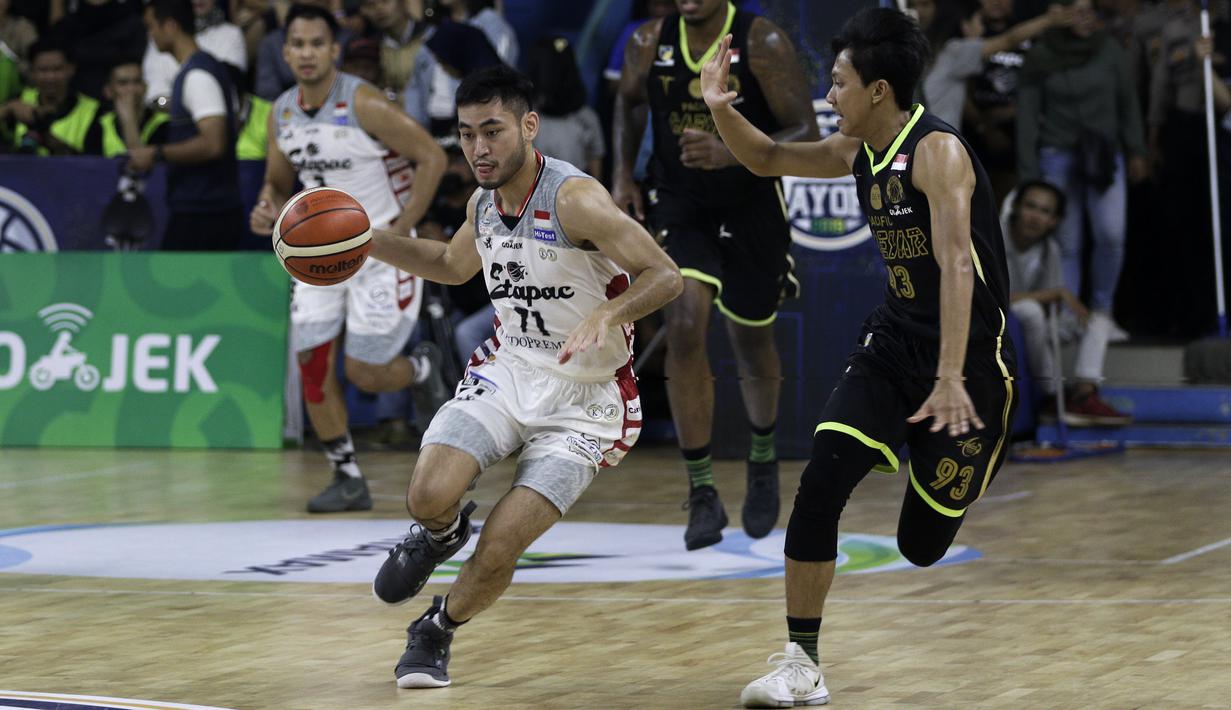 Pemain Stapac Jakarta, Widyanputra Teja, berusaha melewati pemain Pacific Caesar Surabaya pada laga semi final IBL 2019 di GMSB Kuningan, Jakarta, Jumat(8/3). Stapac unggul 87-66 atas Pacific. (Bola.com/Yoppy Renato)