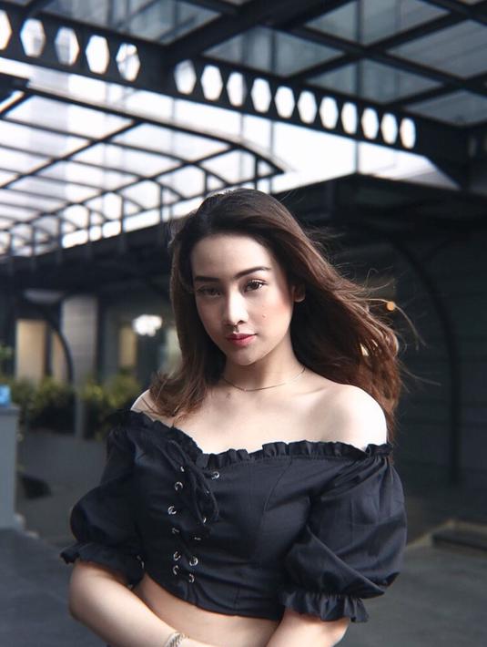 Dengan tampilan yang simpel, baik rambut ataupun makeup, gaya Anya Geraldine sudah terlihat wah ketika kenakan busana berwarna hitam. Karena memang Nur Amalina ini sudah cantik (Liputan6.com/IG/anyageraldine)