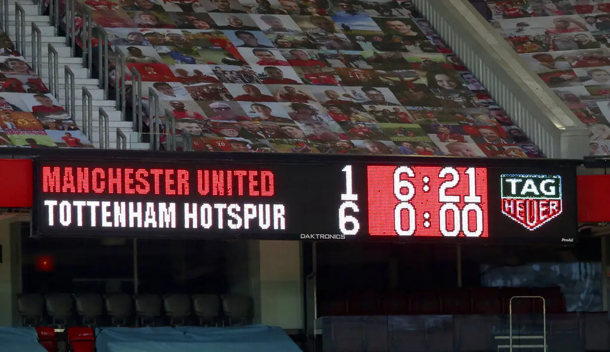 Sebuah tampilan menunjukkan skor pada akhir pertandingan Liga Premier Inggris antara Tottenham Hotspur melawan Manchester United di Old Trafford, Manchester, Inggris, Minggu (4/10/2020). Tottenham Hotspur mengalahkan Manchester United 6-1. (Alex Livesey/Pool via AP)