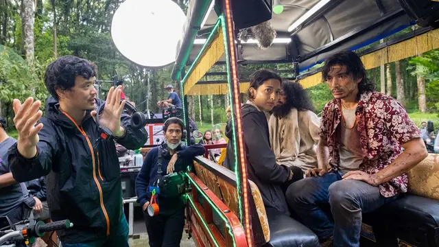 Sutradara Timo Tjahjanto menggandeng Abinana Aryasatya dan Putri Marino dalam film The Big 4 yang akan tayang di akhir tahun 2022. (Foto: Netflix)