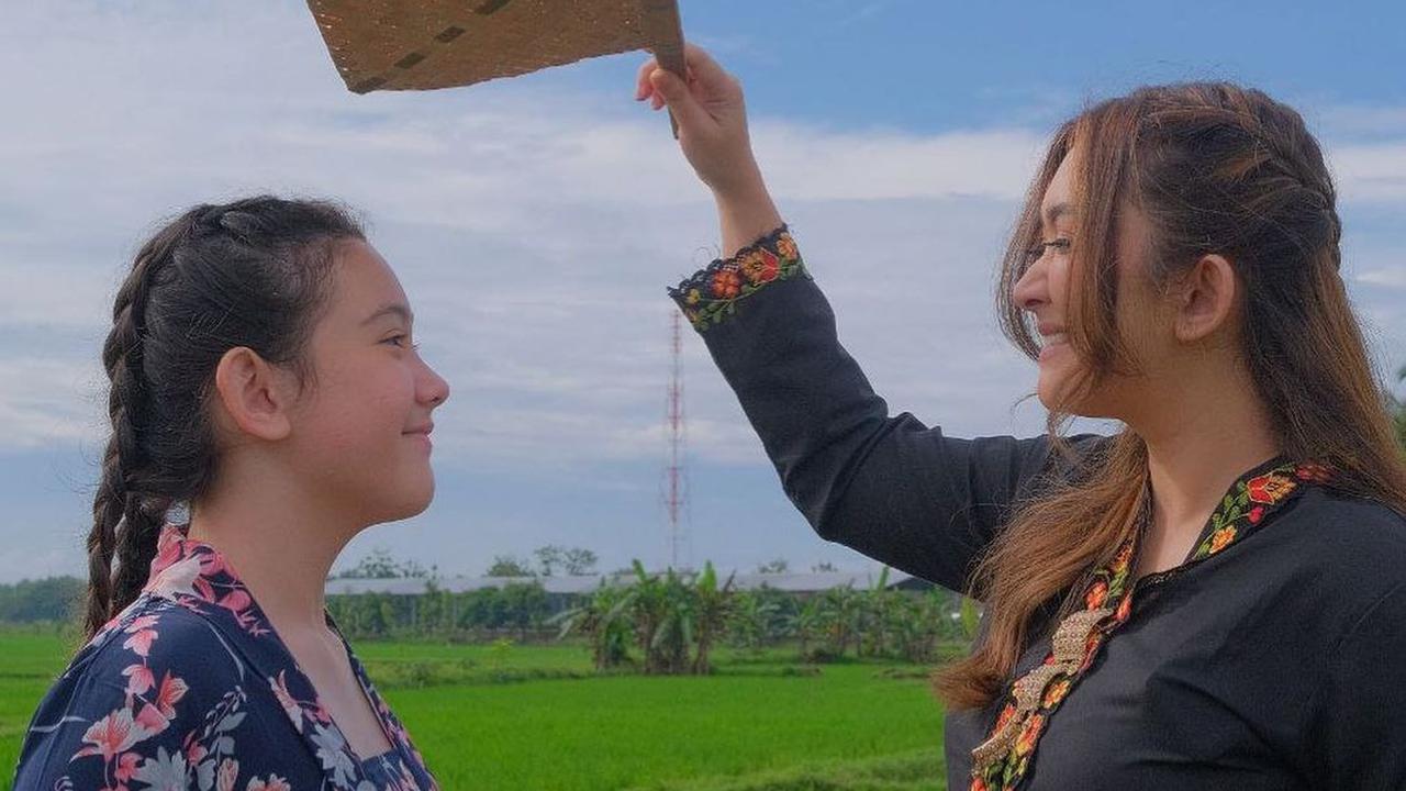 Potret Mikhaela Dampingi Nafa Urbach Saat Pelantikan DPR, Tampil Berkebaya - Makin Cantik