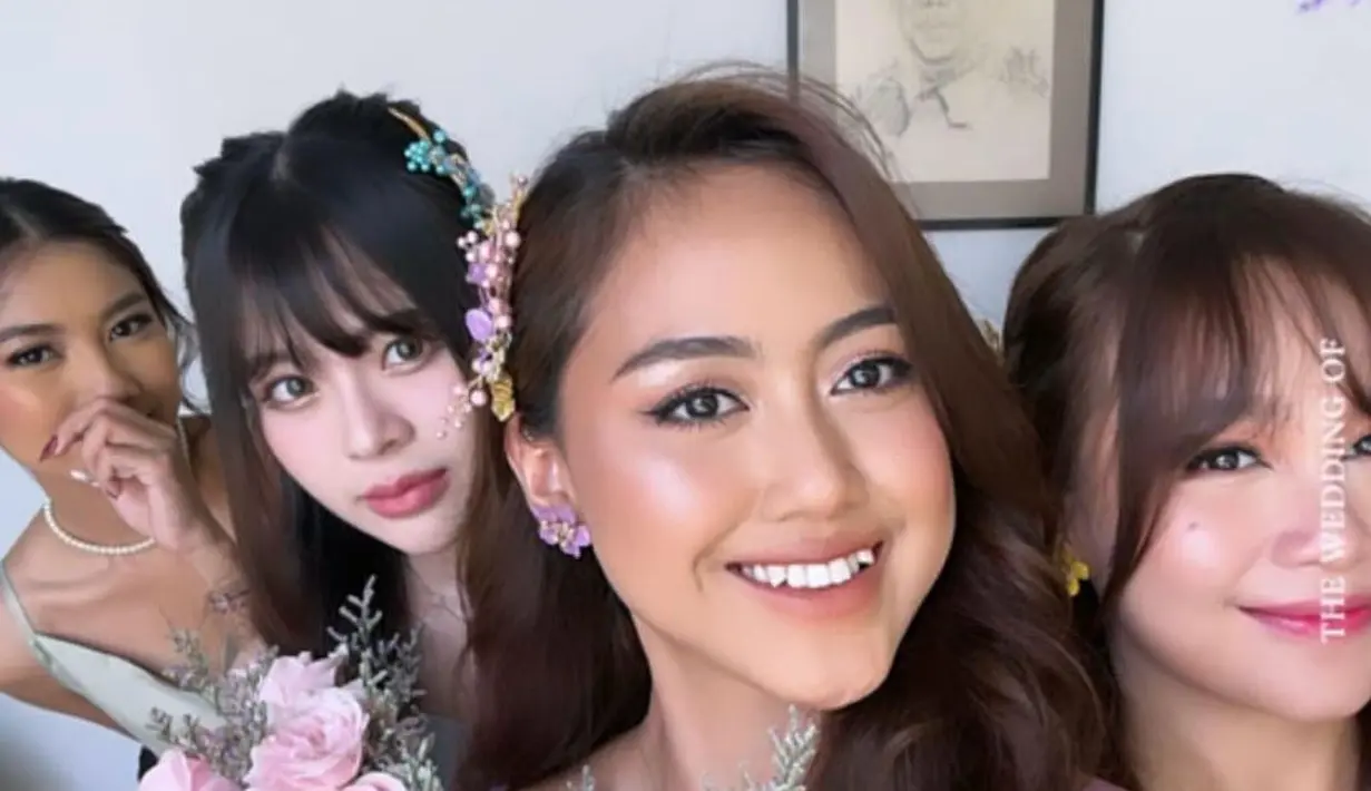 Sebagai bridesmaid, mereka pun tampil dengan busana yang seragam. Pesona keanggunan terpancar dari paras para bridesmaid yang tampil dengan dress nuansa pastelnya. [@nadilawantari23/@_siscasaras_/@rona_ang]