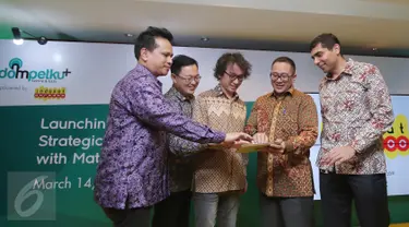 Presdir & CEO Indosat Ooredoo Alexander Rusli (kedua kanan) dan CEO Mataharimall.com Hadi Wenas (tengah) saat peluncuran aplikasi Dompetku+ di Jakarta, Senin (14/3). (Liputan6.com/Angga Yuniar)
