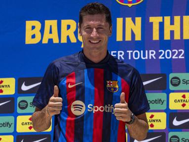 Striker asal Polandia, Robert Lewandowski baru saja berpindah klub dari Bayern Munchen menuju Barcelona di bursa transfer musim panas 2022/2023. Selain Robert Lewandowski, Polandia juga tercatat menyumbang 5 strikernya merumput bersama klub-klub Eropa menjelang bergulirnya musim 2022/2023, meski levelnya masih di bawah Lewandowski. Berikut kelima striker tersebut. (AFP/Getty Images/Eric Espada)