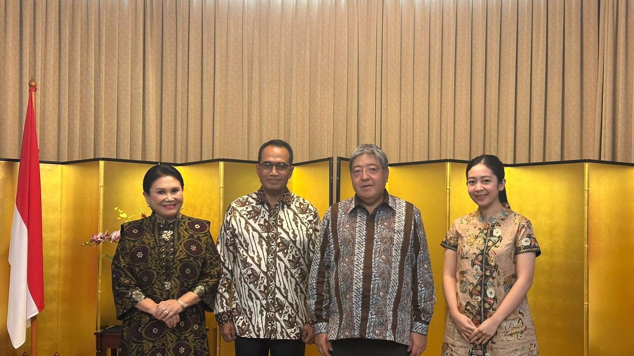 Duta Besar Jepang untuk Indonesia Masaki Yasushi menyampaikan penghargaan Order of the Rising Sun, Gold and Silver Star dari Kaisar Jepang Naruhito kepada mantan Menteri Perhubungan RI Budi Karya Sumadi (BKS).