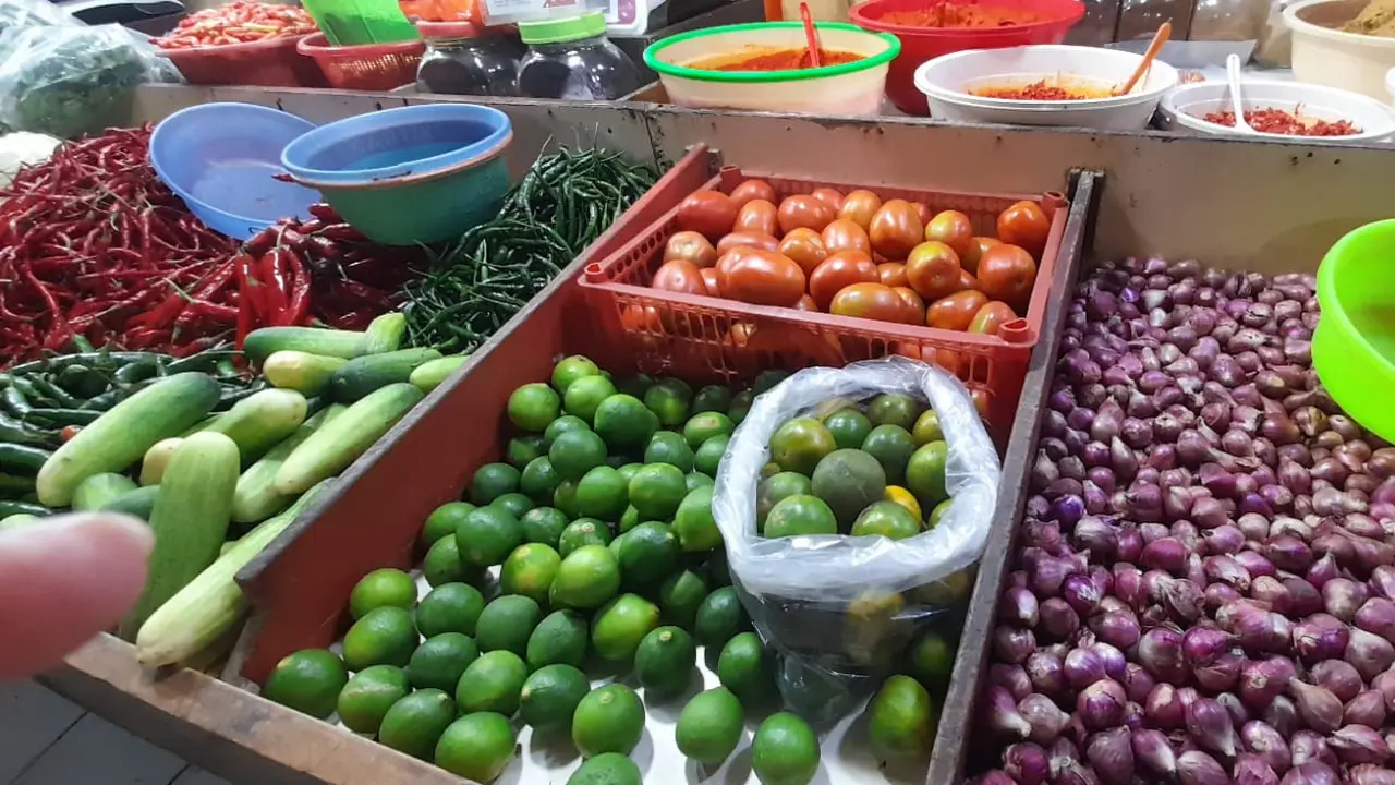 harga cabai dan bawang naik di pasar tradisional Prmnas Klender, jelang musim penghujan