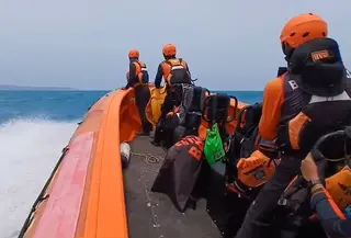 Tim SAR masih menyisir perairan Selat Sunda, mulai dari Dermaga Panjang menuju Pulau Sebesi hingga kawasan sekitar Gunung Anak Krakatau. (Liputan6/Ardi Munthe)