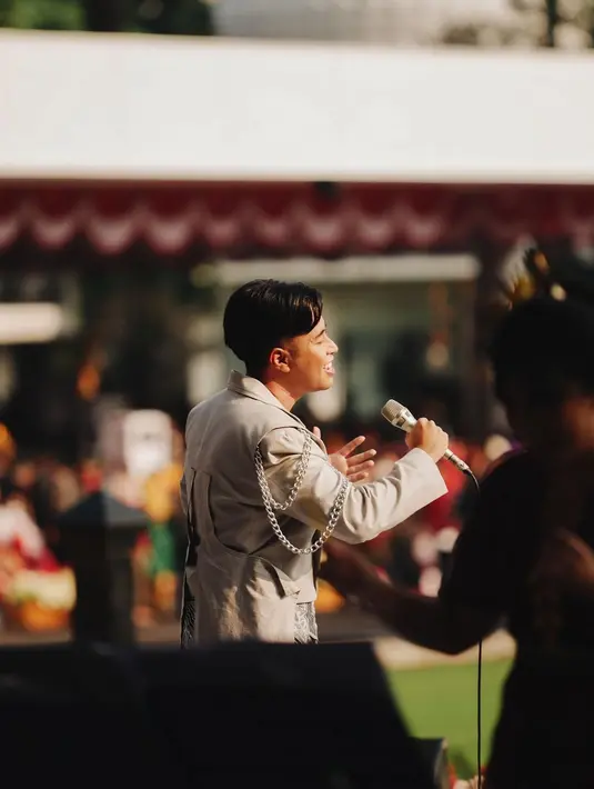 Sejumlah aksi di panggung Istana Negara Jakarta dipamerkan Vidi Aldiano di akun Instagram terverifikasinya, Rabu (17/8/2022). “Indonesia, merah darahku, putih tulangku, bersatu dalam semangatmu!” cuitnya seraya menambahkan emotikon Sang Merah Putih. “Terima kasih untuk apresiasi teman-teman yang sudah menyaksikan serangkaian upacara 17 Agustus 2022! Should I post my full performance here?” cuap Vidi Aldiano sebagai status teks. (Foto: Dok. Instagram @vidialdiano)