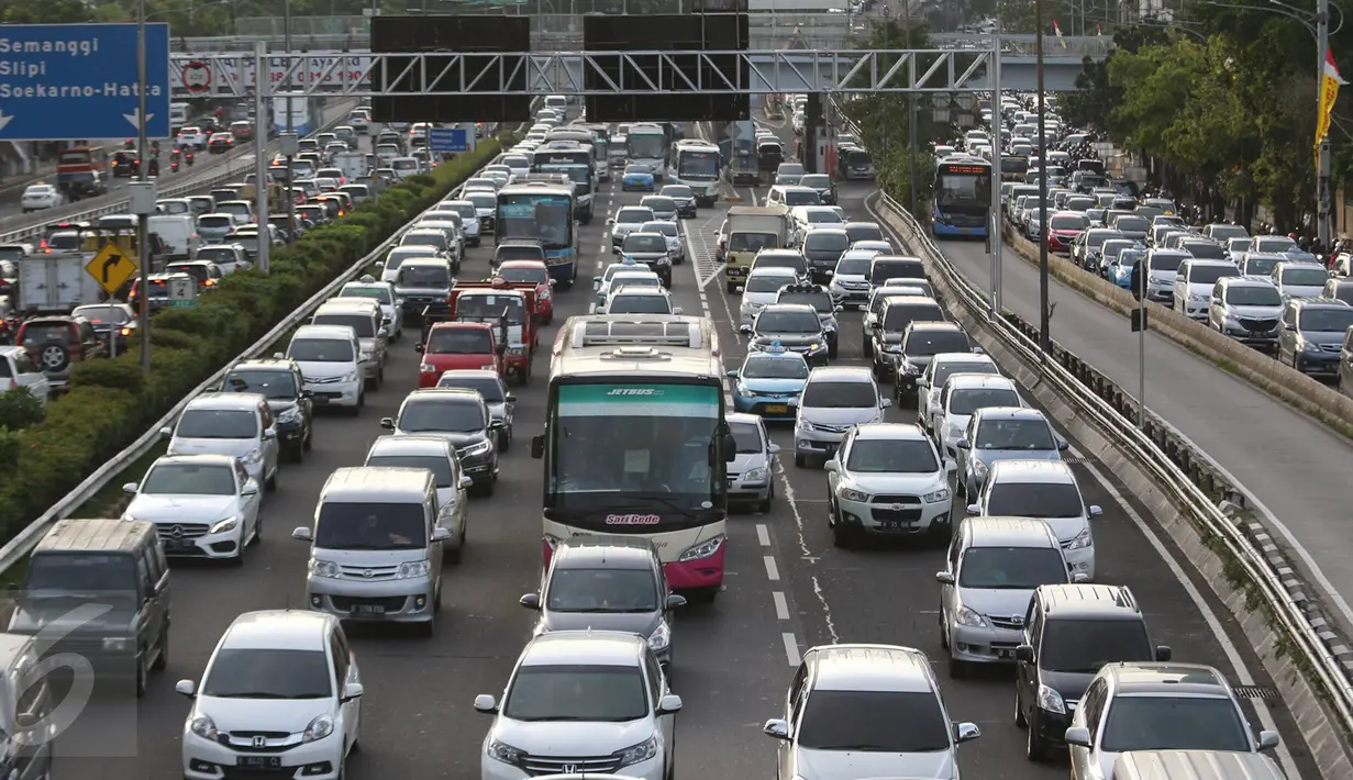 Suasana kemacetan di tol dalam kota Jakarta, Jumat (23/12). Jelang akhir pekan serta libur Natal, kemacetan jam pulang kerja di jalan protokol Ibu Kota menjadi semakin parah.(Liputan6.com/Immanuel Antonius)