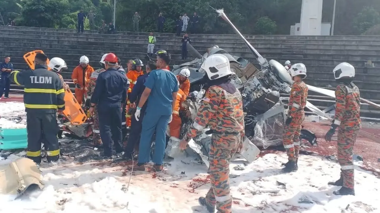 Angkatan Laut Kerajaan Malaysia mengatakan 10 awak di dalam kedua helikopter tewas. (Foto: Unit Pemadam Kebakaran dan Penyelamatan Malaysia)