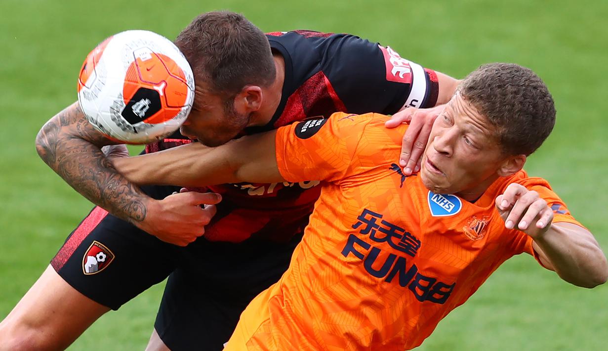 Striker Newcastle United, Dwight Gayle, berebut bola dengan bek Bournemouth, Steve Cook, pada laga lanjutan Premier League pekan ke-32 di Vitality Stadium, Kamis (2/7/2020) dini hari WIB. Newcastle menang 4-1 atas Bournemouth. (AFP/Michael Steele/pool)