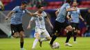 Argentina yang kalah dalam penguasaan bola mencoba mengandalkan serangan balik. Beberapa kali aksi Messi mencoba merangsek ke area penalti Uruguay namun selalu berhasil digagalkan. (AP/Eraldo Peres)