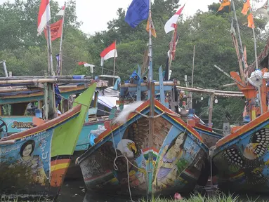 Kapal nelayan bersandar di Dermaga Kali Angke, Jakarta, Sabtu (9/9/2023). (merdeka.com/Imam Buhori)
