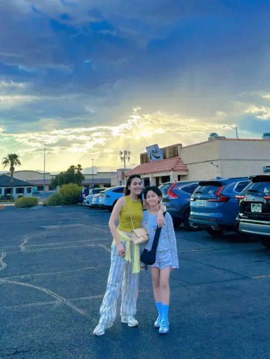 Kompak gak melulu tampil dengan outfit senada, Ayu Ting Ting dan Bilqis beri inspirasi tampilan kompak ibu-anak lainnya yang tak monoton. Seperti potret ini, keduanya kompak bergaya kasual dengan warna kontras satu sama lain. [@ayutingting92].