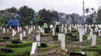 Suasana pemakaman korban COVID-19 di Srengseng Sawah, Jakarta, Selasa (15/6/2021). Kasus COVID-19 pascamudik dan libur Lebaran 2021 terus melonjak, bahkan Jakarta saat ini memasuki fase yang amat genting karena adanya lonjakan drastis kasus COVID-19.(Liputan6.com/Johan Tallo)