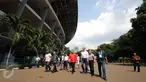 Delegasi Dewan Olimpiade Asia (OCA) berjalan sambil meninjau area ring road kawasan Stadion Gelora Bung Karno Jakarta, Selasa (10/5/2016). Rencananya, Stadion GBK akan mulai direnovasi pada awal Juni mendatang. (Liputan6.com/Helmi Fithriansyah)