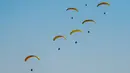 Para penerjun payung tampil dalam pertunjukan aerobatik di Wilayah Siziwang, Ulanqab, Daerah Otonom Mongolia Dalam, China utara, pada 21 Agustus 2020. (Xinhua/Darhan)