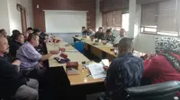 Suasana rapat badan anggaran (bangar) anggota DPRD Garut, Jawa Barat setelah insiden microphone terbang yang dilancarkan salah satu anggota DPRD. (Liputan6.com/Jayadi Supriadin)