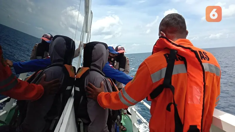Petugas SAR gabungan dalam operasi pencarian korban speedboat di banggai laut