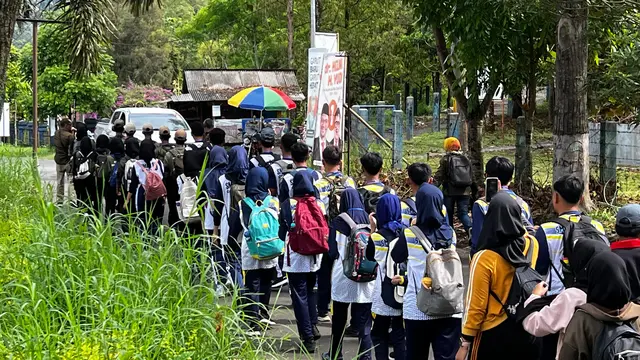 Para peserta diajak berkeliling Argo Retum, wilayah konservasi milik BBWS Cimanuk Cisanggarung yang menjadi bagian dari upaya pelestarian lingkungan di Garut. (Liputan6.com/Jayadi Supriadin)