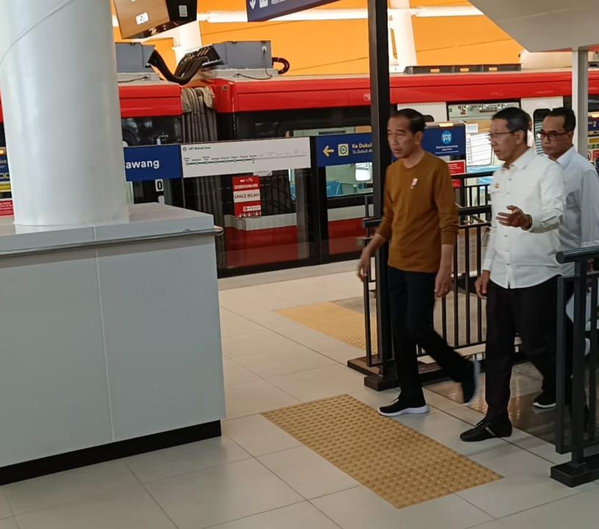 Presiden Joko Widodo (Jokowi) meninjau Stasiun LRT Harjamukti Depok, Jawa Barat Kamis (3/8).