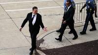 Elon Musk berjalan dari pusat peradilan di Wilmington, Delaware, Amerika Serikat, Senin (12/7/2021). Pemegang saham telah menggugat Musk dan anggota dewan Tesla lainnya dengan tuduhan kesepakatan yang terjadi pada 2016 merupakan bailout SolarCity. (AP Photo/Matt Rourke)