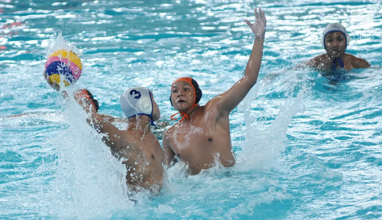 Pemain DKI Jakarta (tengah) berusaha menghalangi lemparan bola pemain Jawa Barat, M Hamid saat final polo air Kejuaraan Aquatik Indonesia Open 2017 di Stadion Akuatik GBK, Jakarta, Jumat (15/12). DKI Jakarta unggul 12-7. (Liputan6.com/Helmi Fithriansyah)