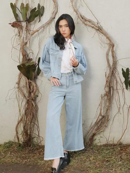 Style denim-on-denim seperti Isyana Sarasvati ini juga tak kece. Tambahkan scarf pada leher agar look bergaya 90's mu makin stylish. (Instagram/thenblank).