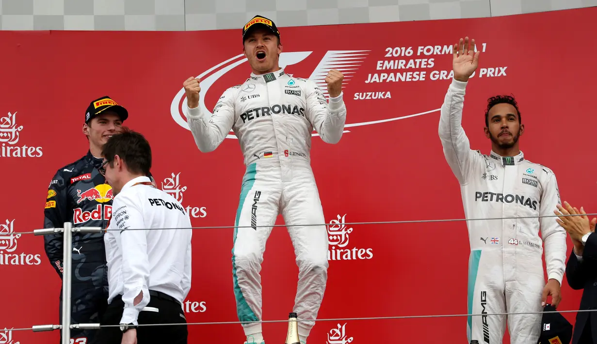 Nico Rosberg (tengah) saat berada di podium F1 GP Jepang, Minggu (9/10). Rosberg semakin meninggalkan rekan setimnya, Lewis Hamilton dengan unggul 33 point. (REUTERS/Toru Hanai)