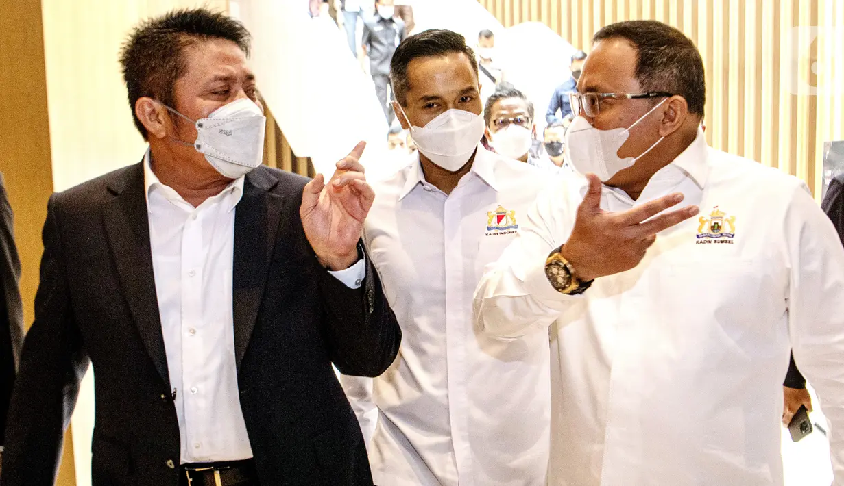 Gubernur Sumsel Herman Deru (kiri) berbincang dengan Wakil Ketum Kadin Bidang Organisasi, Keanggotaan dan Pemberdayaan Daerah Anindya N Bakrie (tengah) dan Ketua Kadin Sumsel Dody Reza Alex Noerdin (kanan) pada pelantikan pengurus Kadin Sumsel di Palembang (25/3/2021). (Liputan6.com/Pool/Kadin) 