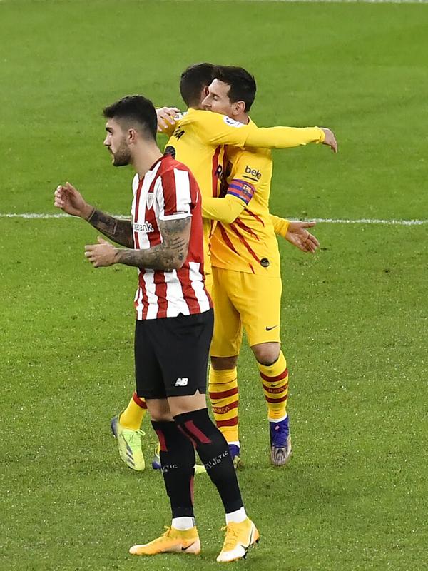 Pemain Barcelona Lionel Messi (kanan) merayakan golnya ke gawang Athletic Bilbao bersama rekan setimnya Jordi Alba pada pertandingan Liga Spanyol di Stadion San Mames, Bilbao, Spanyol, Rabu (6/1/2021). Barcelona menang 3-2 dengan dua gol dari Lionel Messi. (AP Photo/Alvaro Barrientos)