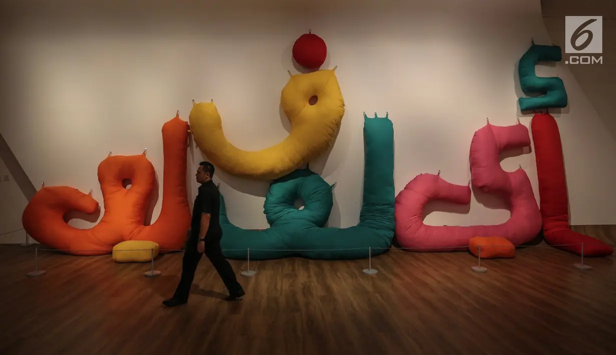 Petugas melintas pada karya seni I Love U (After Joseph Beuys Social Sculpture) (2009) di Museum MACAN, Kebon Jeruk, Jakarta, Kamis (14/2). Pameran bertajuk Masa Lalu Belumlah Berlalu berlangsung hingga 10 Maret 2019. (Liputan6.com/Fery Pradolo)