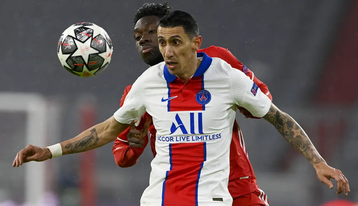 Penyerang Paris Saint-Germain (PSG), Angel Di Maria, berebut bola dengan pemain Bayern Munchen, Alphonso Davies, pada laga Liga Champions di Allianz Arena, Kamis (8/4/2021). PSG menang dengan skor 3-2. (AFP/Christof Stache)