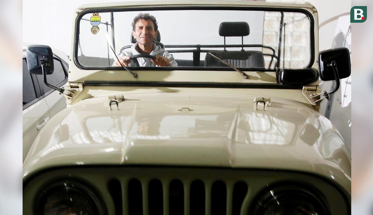 Persib Bandung sempat menggemparkan jagat sepak bola tanah air saat mendatangkan Luis Milla sebagai pengganti Robert Alberts untuk mengarungi Liga 1 2022/2023. (Bola.com/M Iqbal Ichsan)