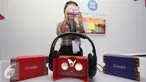 Pengunjung mengintip melalui Google Cardboard saat peluncuran Art Camera dan Google Cardboard di Museum Nasional, Jakarta, Kamis (27/10). Google Arts & Culture adalah teknologi yang menyajikan Museum Ruang Digital. (Liputan6.com/Immanuel Antonius)