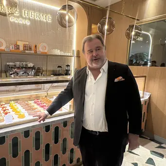 Pierre Hermé saat datang ke tokonya di Grand Hyatt, Jakarta. [Anisha/Fimela]