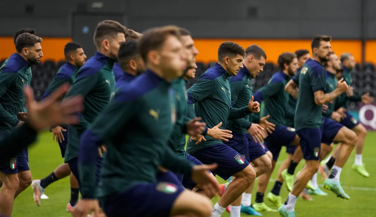 Para pemain Italia melakukan pemanasan selama sesi latihan di stadion Hive di London, Inggris, Senin (5/7/2021). Italia akan menghadapi Spanyol pada babak semifinal Euro 2020  di Stadion Wembley, Inggris. (AP/Matt Dunham)