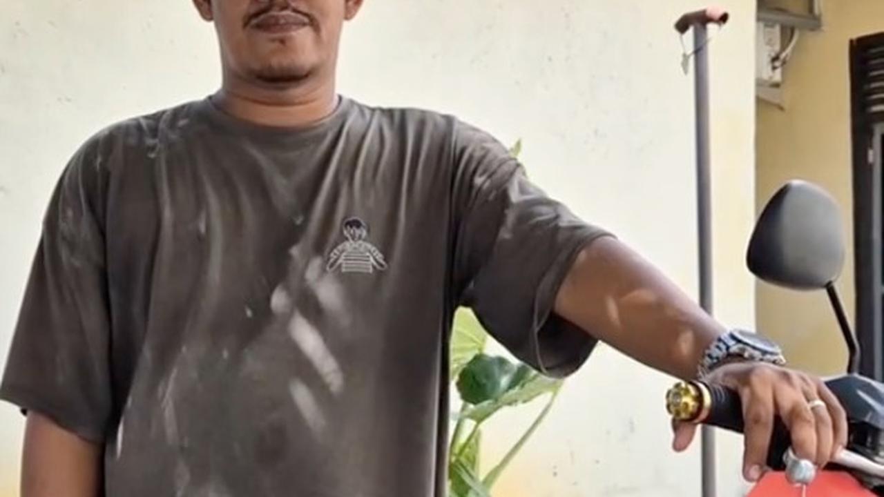 penjual empek-empek kehilangan motor