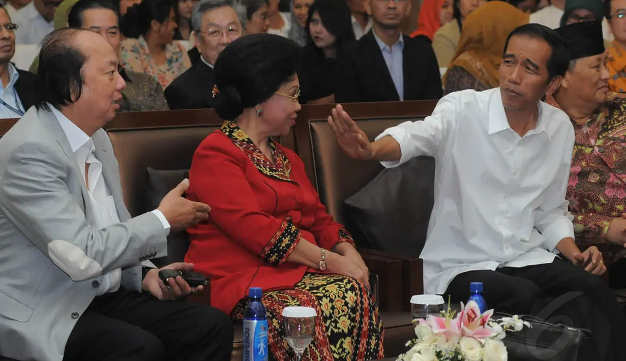 Jokowi tampak berdiskusi bersama Menteri Kesehatan Nafsiah Mboi di Auditorium Mayapada Hospital, Jakarta, Senin (26/5/14) (Liputan6.com/Herman Zakharia)